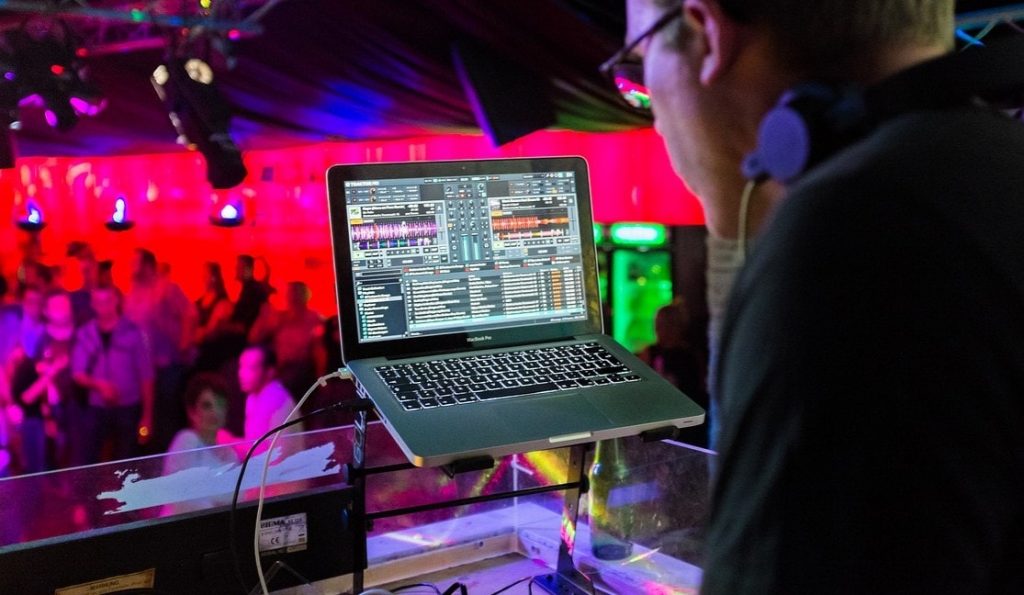 Best Laptop Stand For DJing